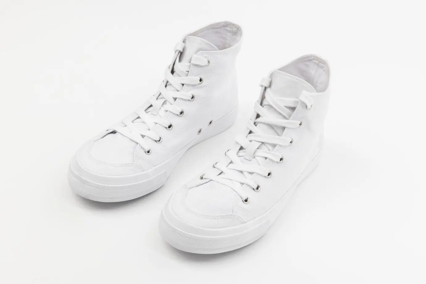 Белые высокие кеды унисекс, мода на обувь.