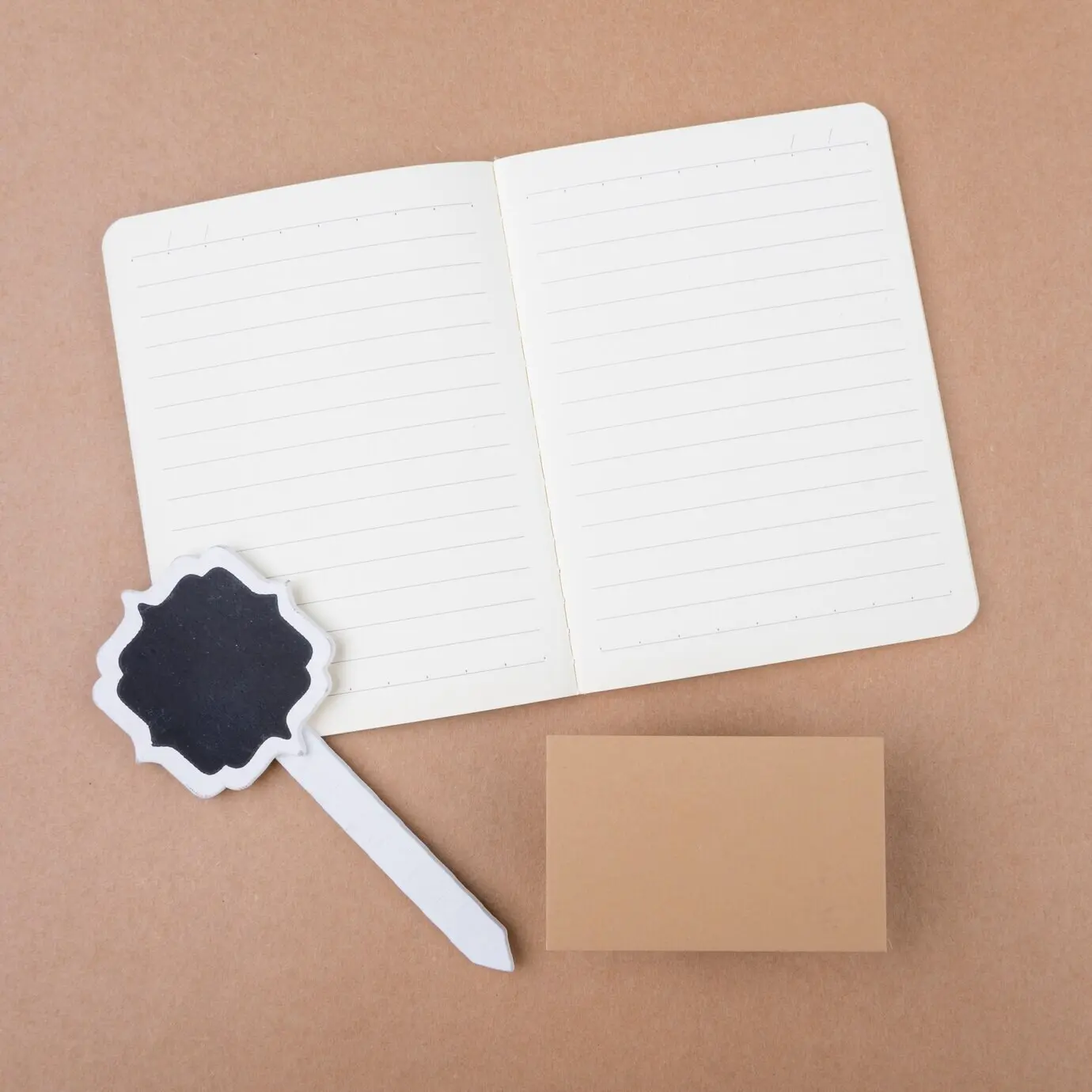 Пустая визитная карточка и блокнот